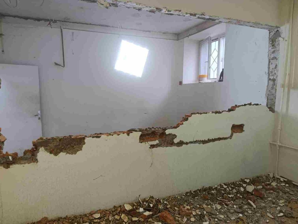 Демонтаж кирпичных стен