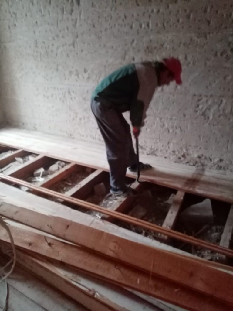 Демонтаж деревянного пола из досок в квартире, разбор лаг