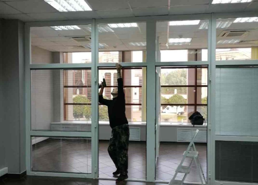 Демонтаж стеклянных перегородок