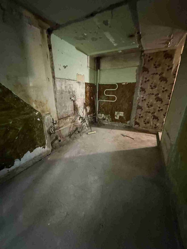 Демонтаж ванной комнаты в квартире: очищенные стены и пол после работ