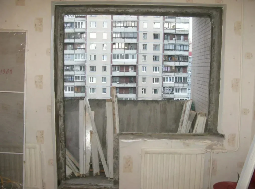 Демонтаж подоконного блока