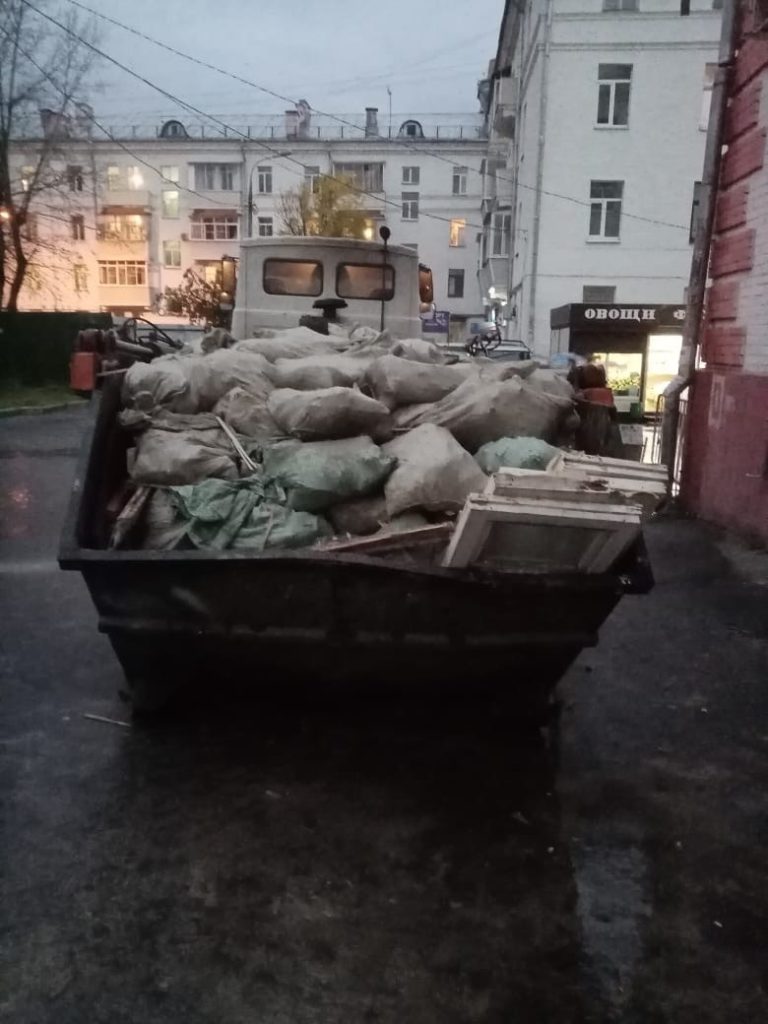 Контейнер 8 м³ загружен строительным мусором после демонтажа