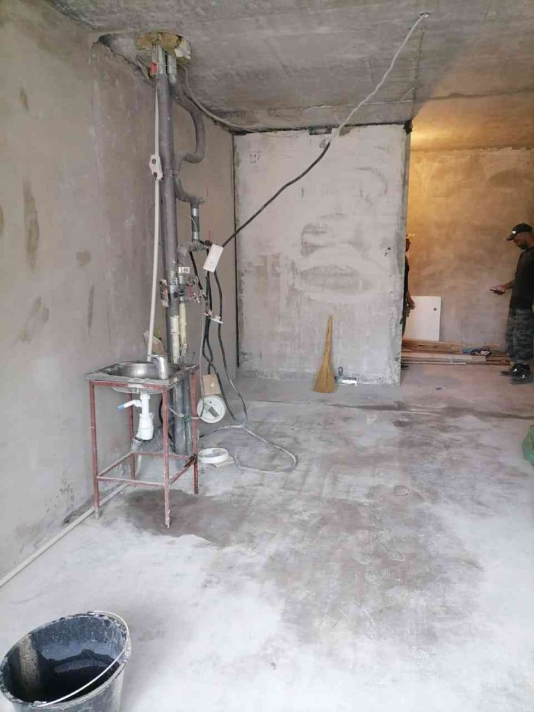 Помещение после демонтажа сантехкабины: очищенные стены и пол