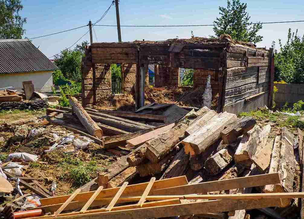 демонтированный деревянный дом